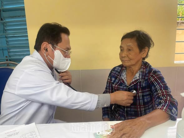 Khám bệnh, phát thuốc miễn phí cho 400 người dân phường Ba Ngòi.